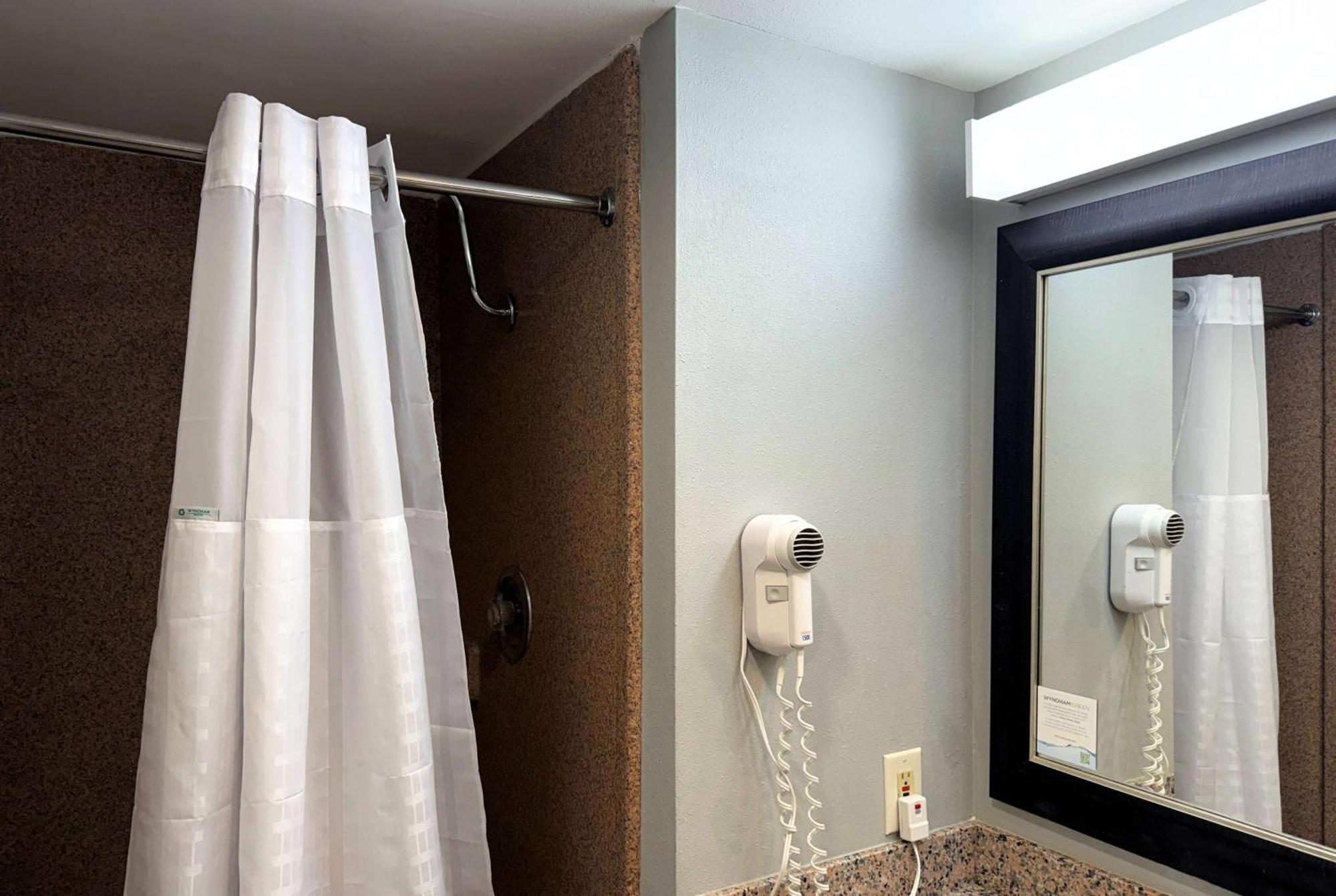 Travelodge by Wyndham Bloomington Eksteriør billede