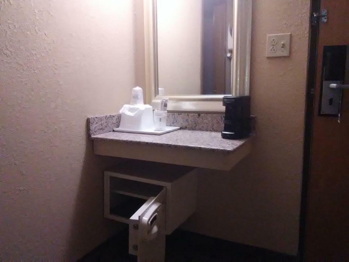 Travelodge by Wyndham Bloomington Eksteriør billede